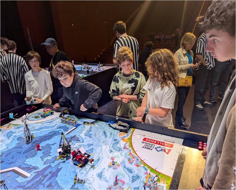 Des élèves du collège Arborescences Bry-sur-Marne lors d'une sortie de la section robotique