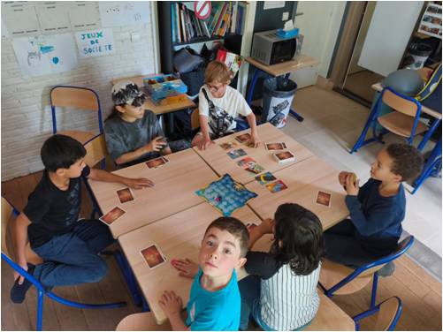 Atelier en groupe pour parler du ressenti et des émotions de la semaine à l'école HPI Arborescences Toulouse