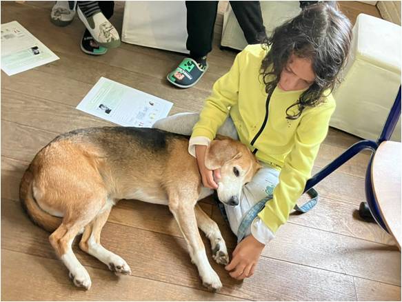 Max le chien qui aide un enfant à gérer sa crise émotionnelle