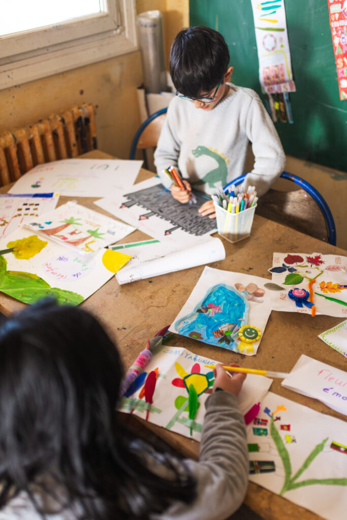 Enfants en atelier créatif à l'école spécialisée HPI Arborescences