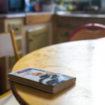 Table de classe avec un livre à l'école Arborescences