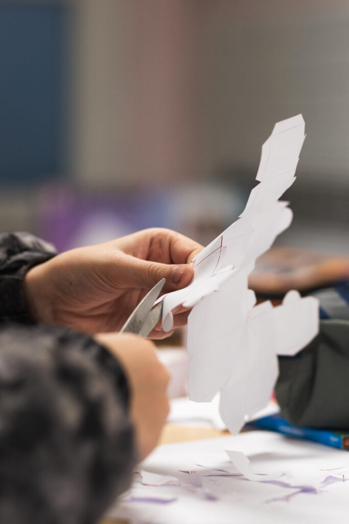 Enfant en atelier créatif à l'école HPI Arborescences