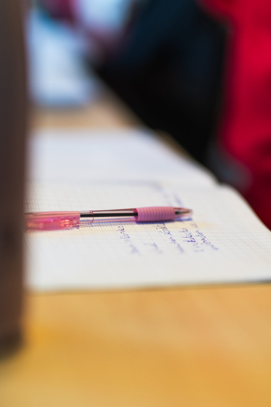 Stylo sur un cahier pour symboliser l'écriture des actualités et informations sur les événements