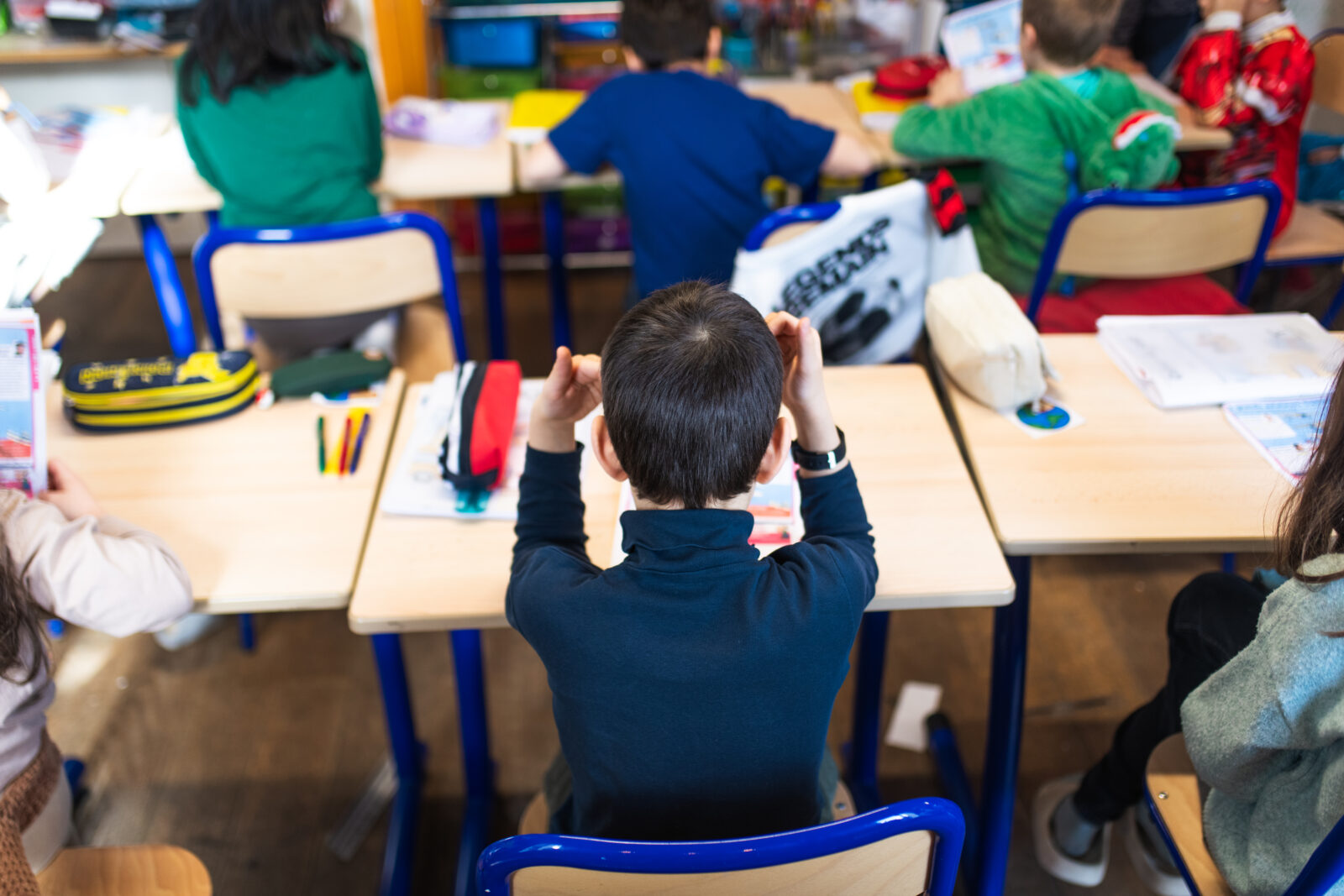 Eleve de primaire suivant un cours de mathématique à l'école Arborescences Bry-sur-Marne