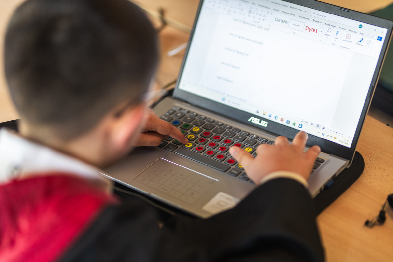 Élève de primaire en cours d'informatique à l'école Arborescences