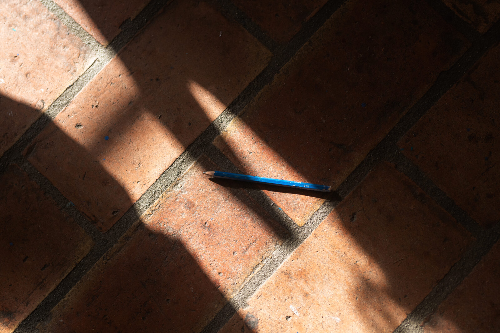 Crayon au sol d'une classe de l'école HPI Arborescences