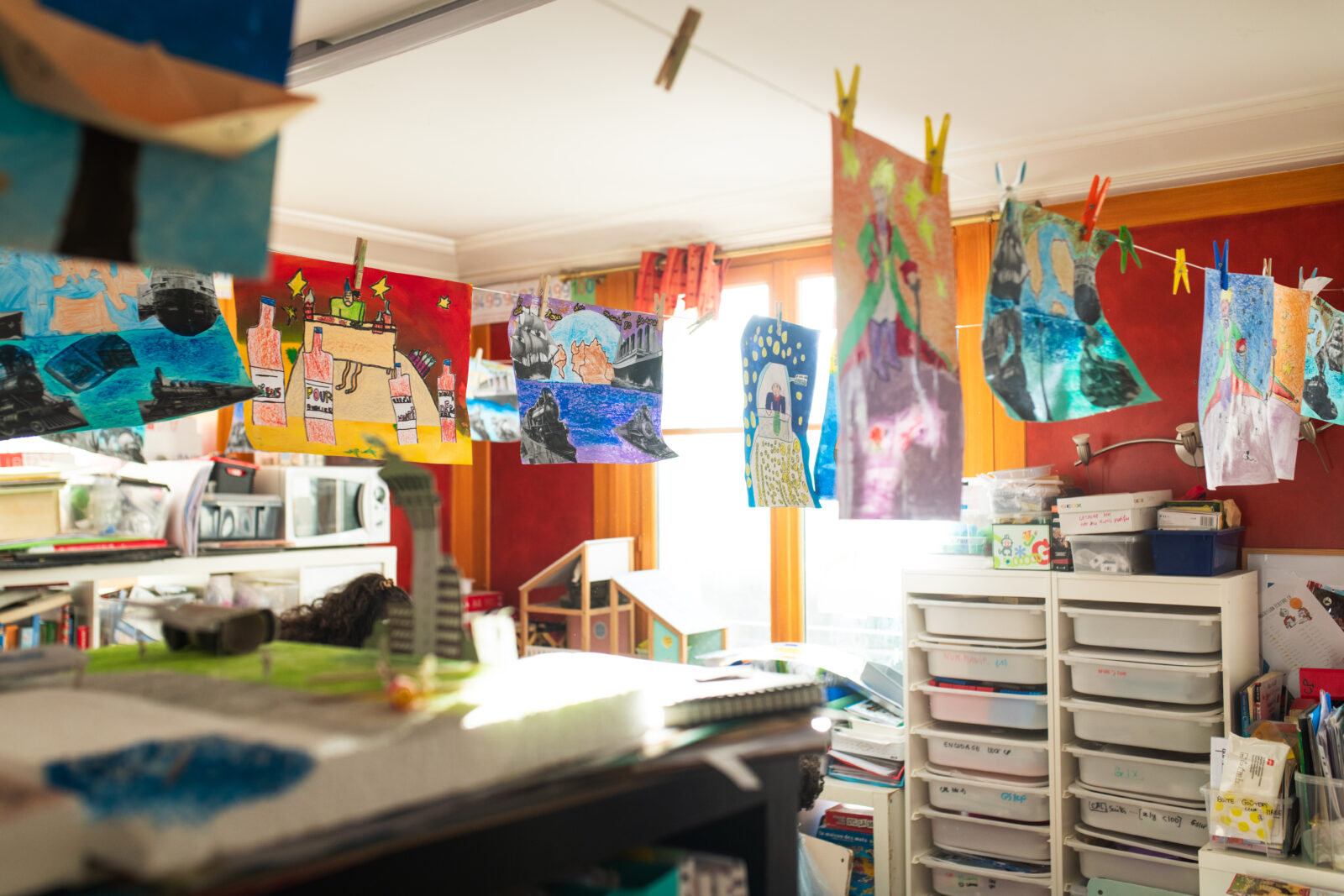 Salle de classe à l'école Arborescences en cycle artistique
