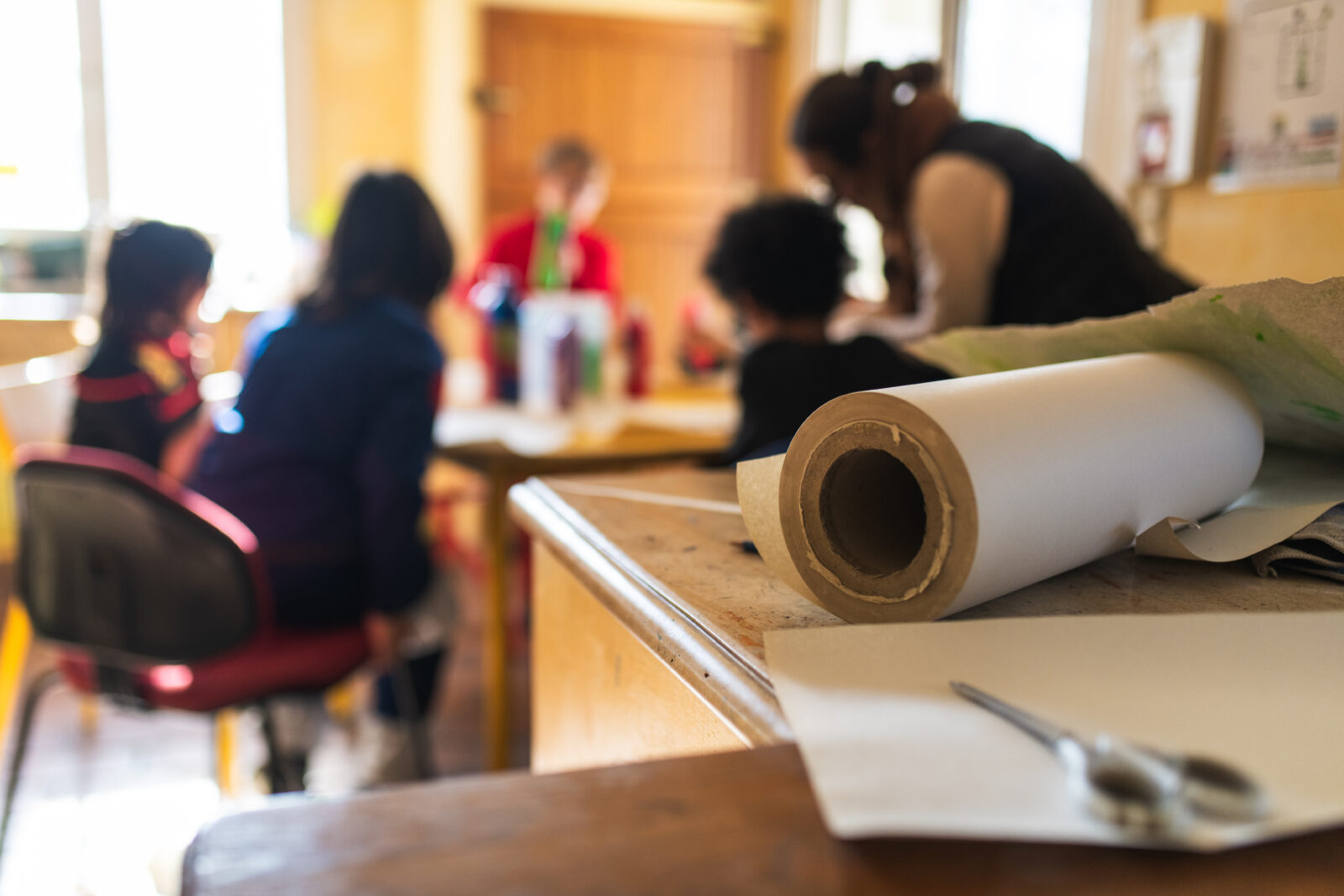 Un groupe d'élèves HPI travaillant ensemble sur un projet d'art à l'école Arborescences Toulouse