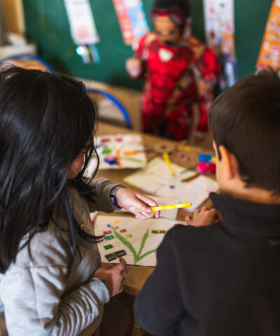 Élèves HPI en classe à l’école Arborescences faisant un coloriage à deux