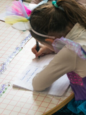 Élève HPI studieuse en classe dans une école Arborescences