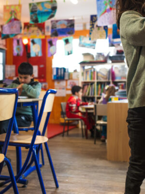 Enfants à haut potentiel intellectuel dans une salle de classe de l'école Arborescences à Bry-sur-Marne