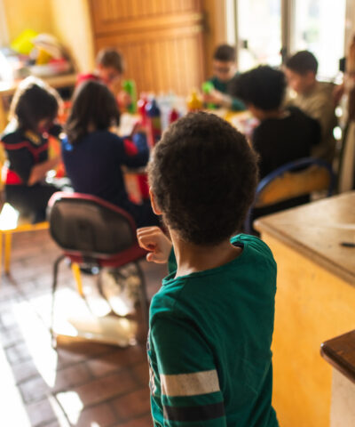 Projet artistique en groupe et entraide entre les enfants de l'école Arborescences